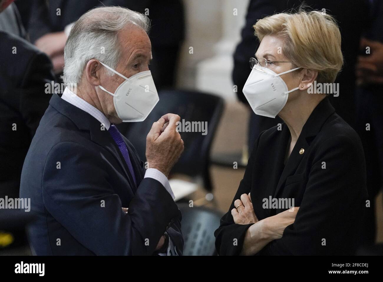 Richard Neal, D-Mass., s'entretient avec la sénatrice Elizabeth Warren, D-Mass., alors qu'ils attendent que le policier du Capitole des États-Unis, William âÂ ÂœBillyâÂ€Evans, soit tué en honneur au Capitole à Washington, le mardi 13 avril 2021. Photo de J. Scott Applewhite/Pool/ABACAPRESS.COM Banque D'Images