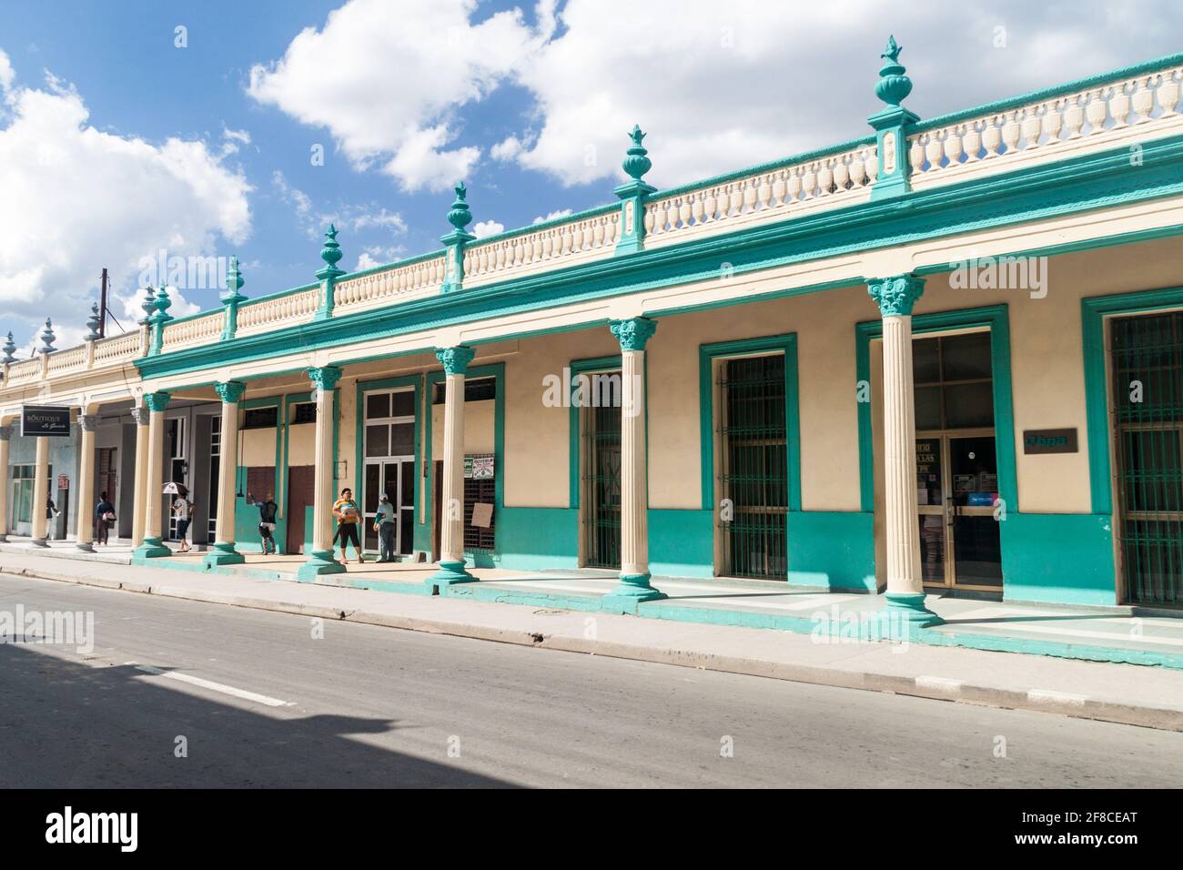 LAS TUNAS, CUBA - 27 JANVIER 2016 : anciens bâtiments dans le centre de Las Tunas. Banque D'Images