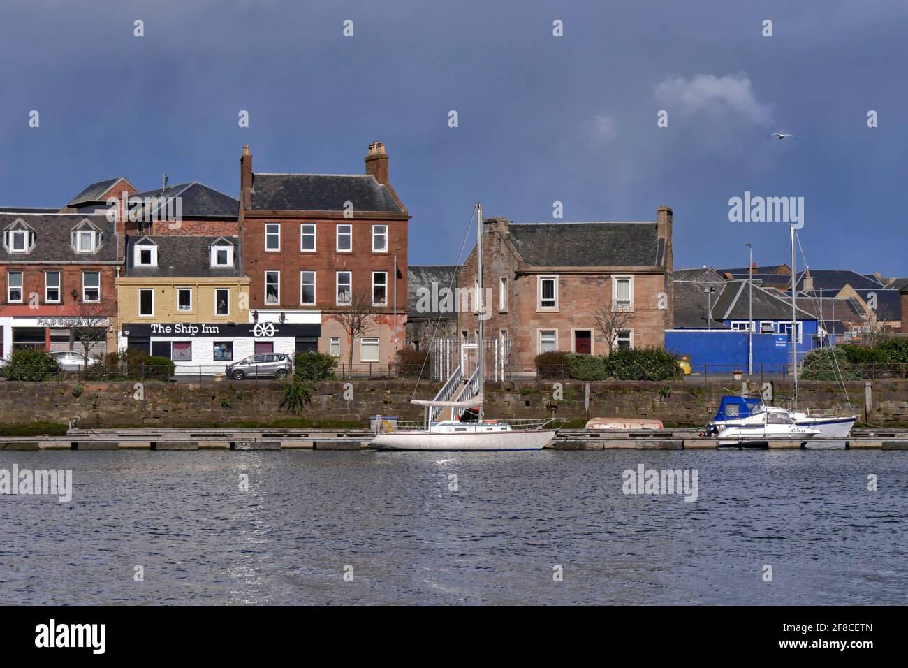 Yachts amarrés sur le club ponton près du pub Ship Inn sur la rivière Ayr, Ayr, Ayrshire, Écosse, Royaume-Uni Banque D'Images