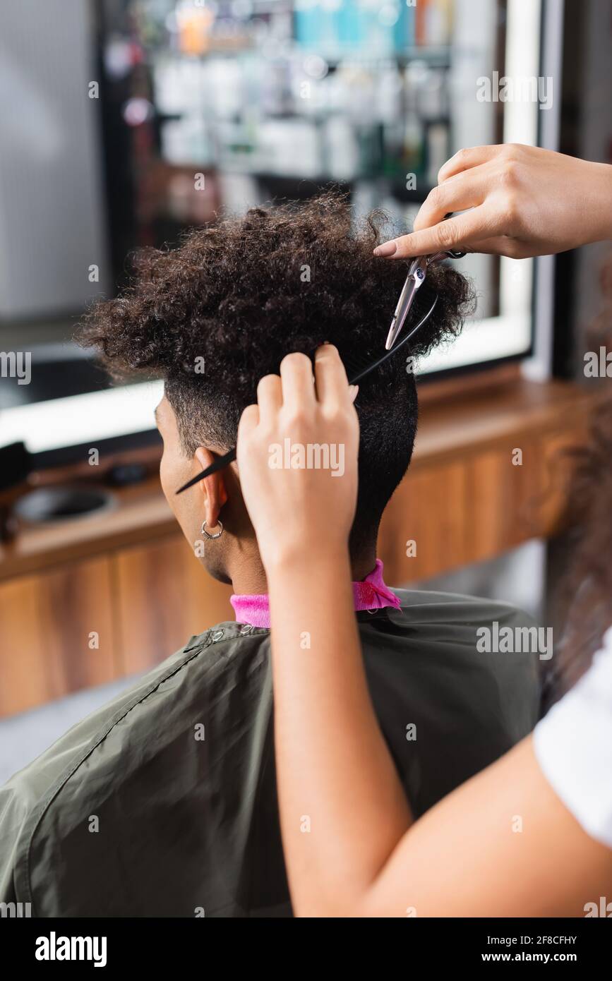 Coiffeur afro-américain avec coupe de cheveux peigne client Photo Stock -  Alamy