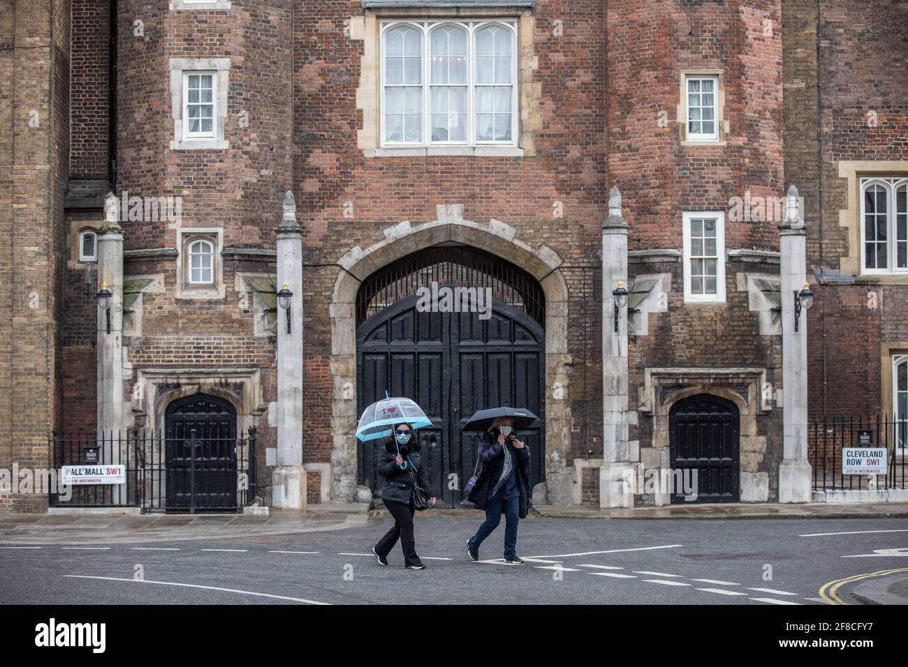 Les wishers font la queue pour déposer des fleurs pour montrer leur respect pour le duc d'Édimbourg devant le palais de Buckingham après que le palais a annoncé sa mort. Banque D'Images