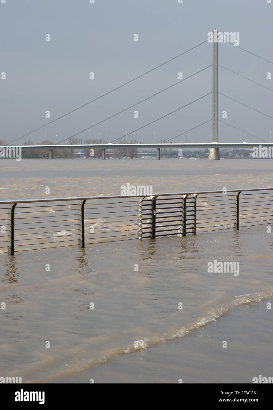 Düsseldorf, Allemagne - 09 janvier 2018 : inondations hivernales du Rhin dans la ville de Düsseldorf Banque D'Images