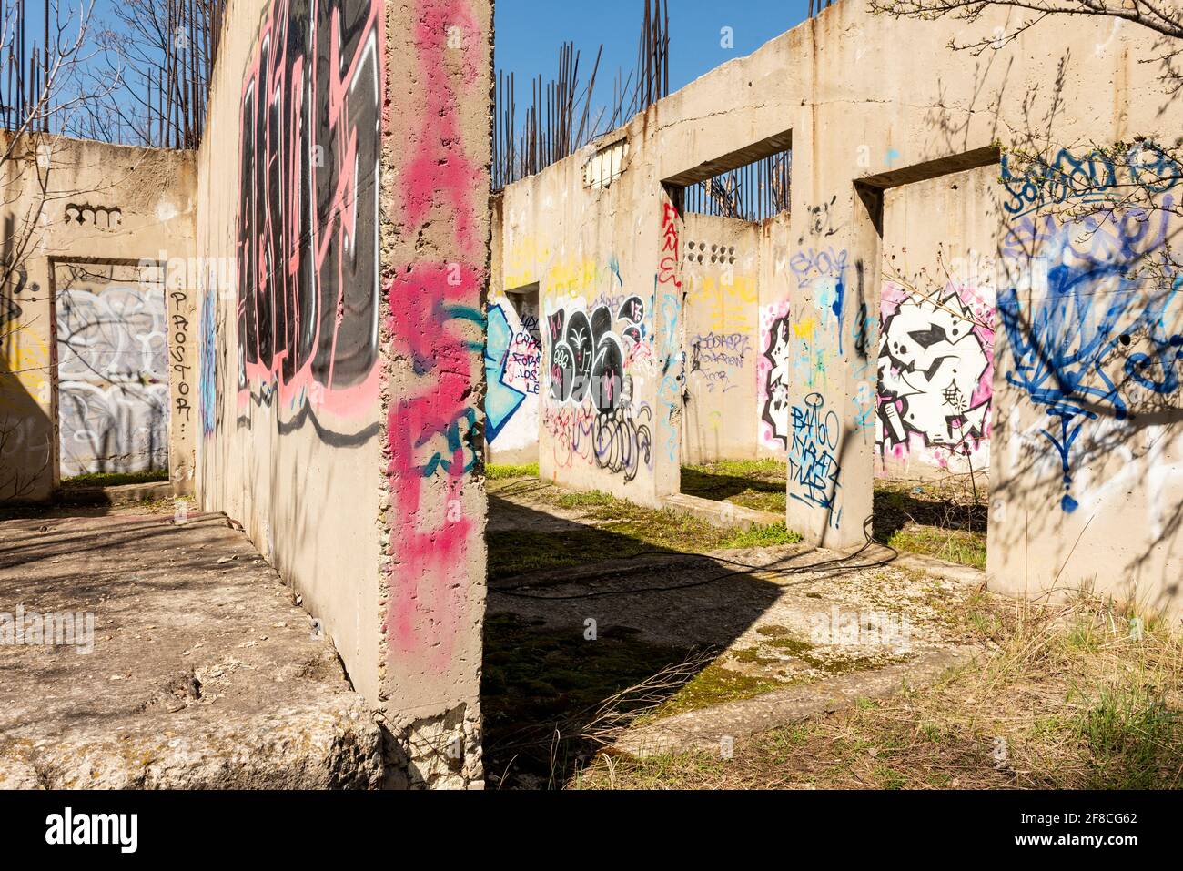 Graffiti sur un site de construction abandonné à Sofia, Bulgarie, Europe de l'est, UE. Concept d'infrastructure urbaine. Banque D'Images