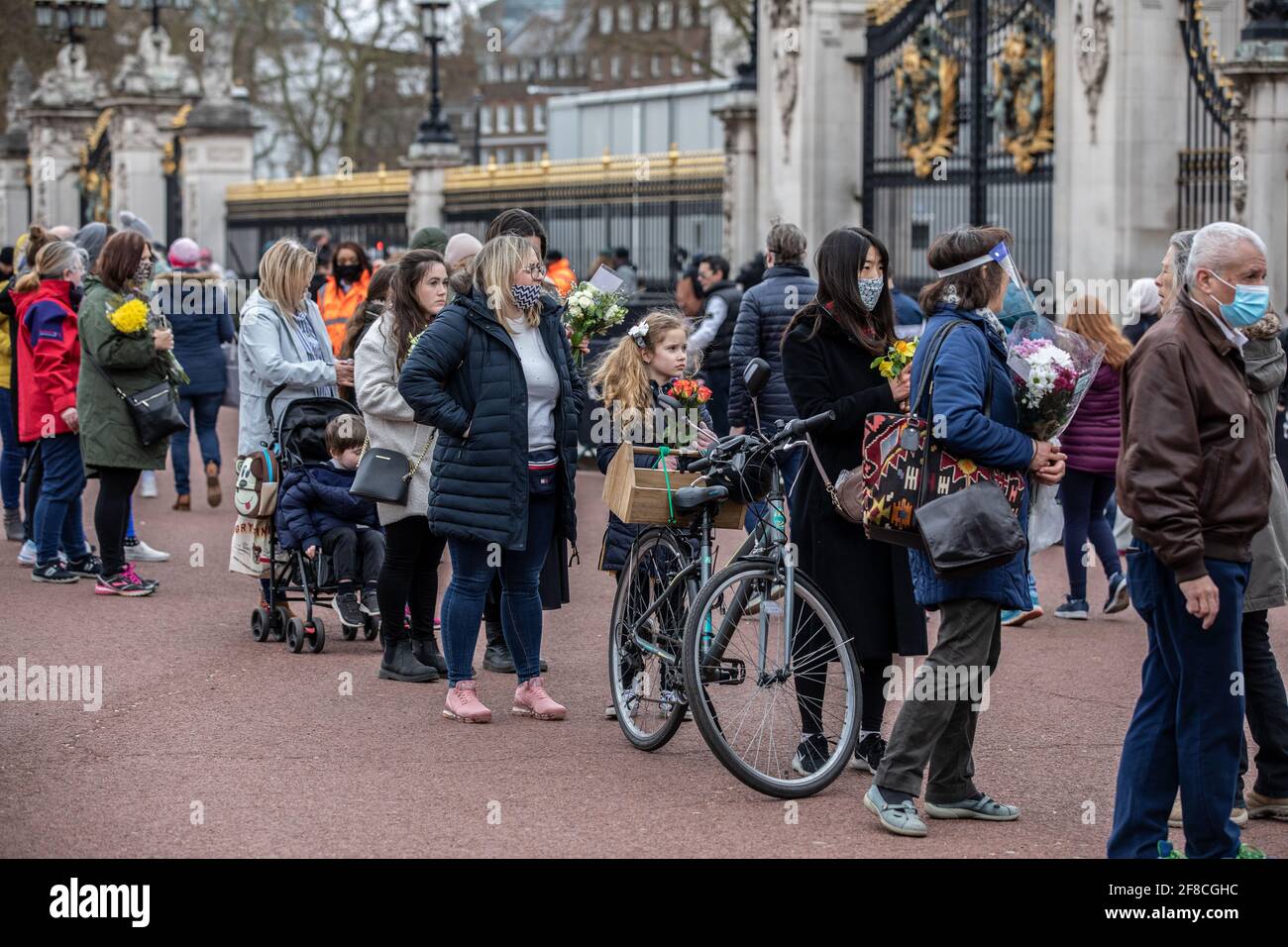 Les wishers font la queue pour déposer des fleurs pour montrer leur respect pour le duc d'Édimbourg devant le palais de Buckingham après que le palais a annoncé sa mort. Banque D'Images
