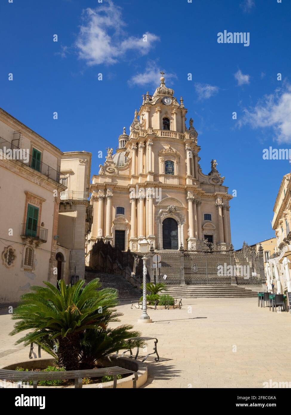 Duomo di San Giorgio au sommet de la place Duomo, Ragusa Ibla Banque D'Images
