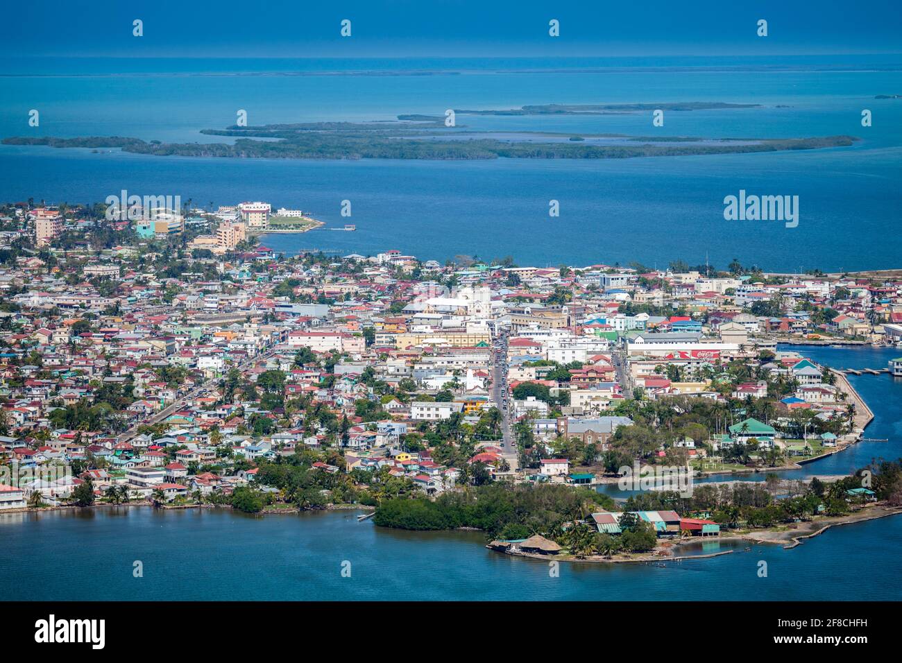 Belize City, la plus grande ville de Belize sur la mer des Caraïbes, vue aérienne du centre-ville / quartier du centre-ville, Belize, Amérique centrale Banque D'Images
