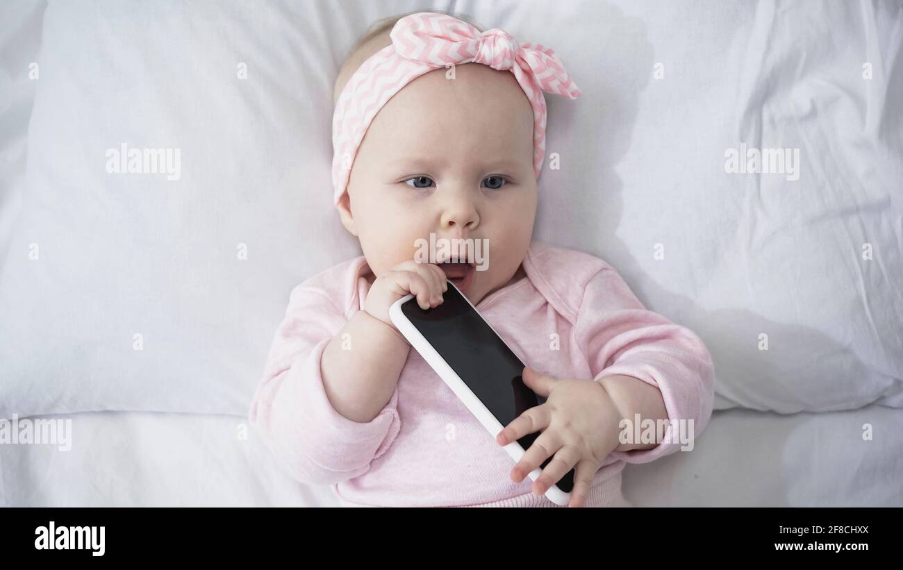 Girl Holding Smartphone Mouth Banque D Image Et Photos Alamy