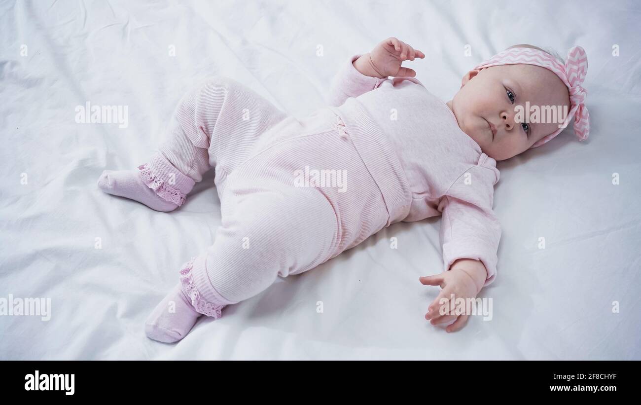 Vue En Grand Angle De Bebe Fille Dans Le Bandeau Avec Noeud Couche Sur Le Lit Photo Stock Alamy Vue En Grand Angle De Bebe Fille Dans Le Bandeau Avec Noeud Couche Sur Le Lit Photo Stock Alamy