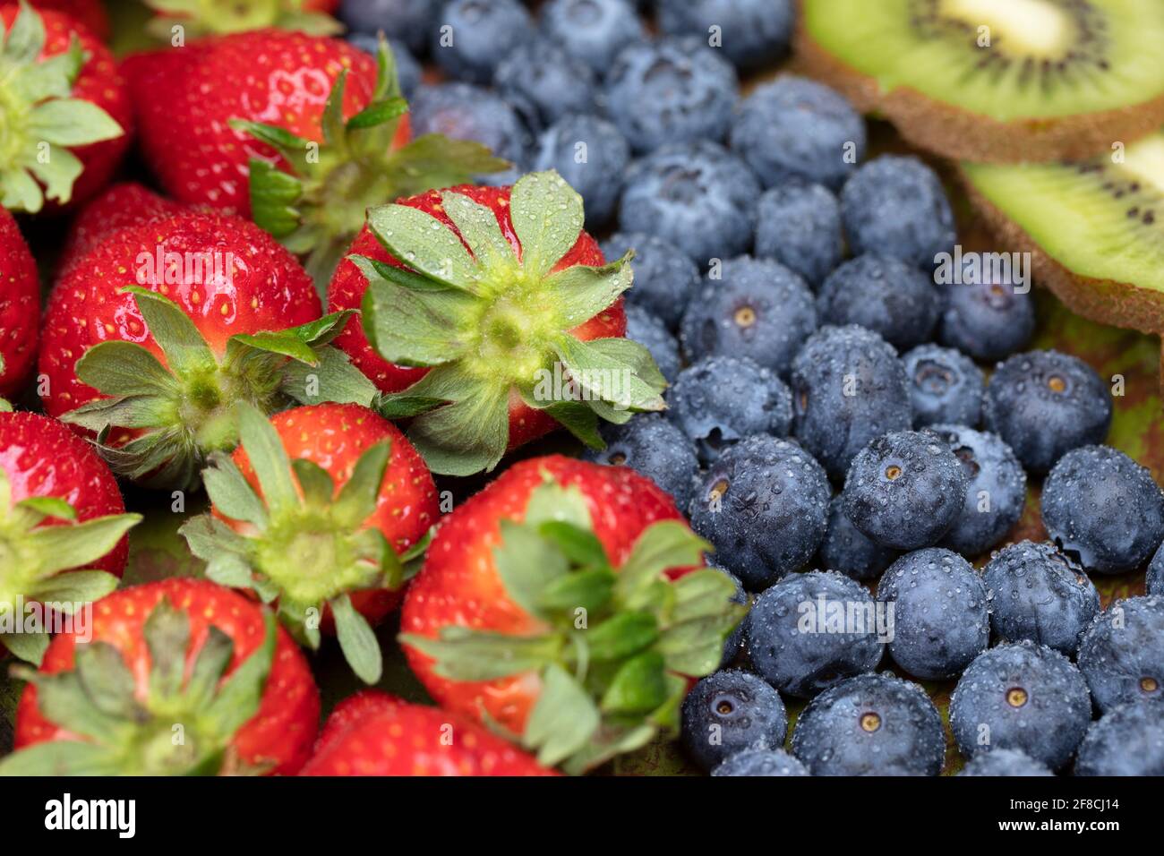 Fruits sur l'assiette. Surface en bois Banque D'Images