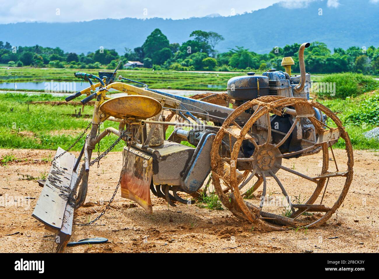 Un étrange outil fait maison pour labourer un champ d'une moto  reconstruite. Village agricole en Asie Photo Stock - Alamy