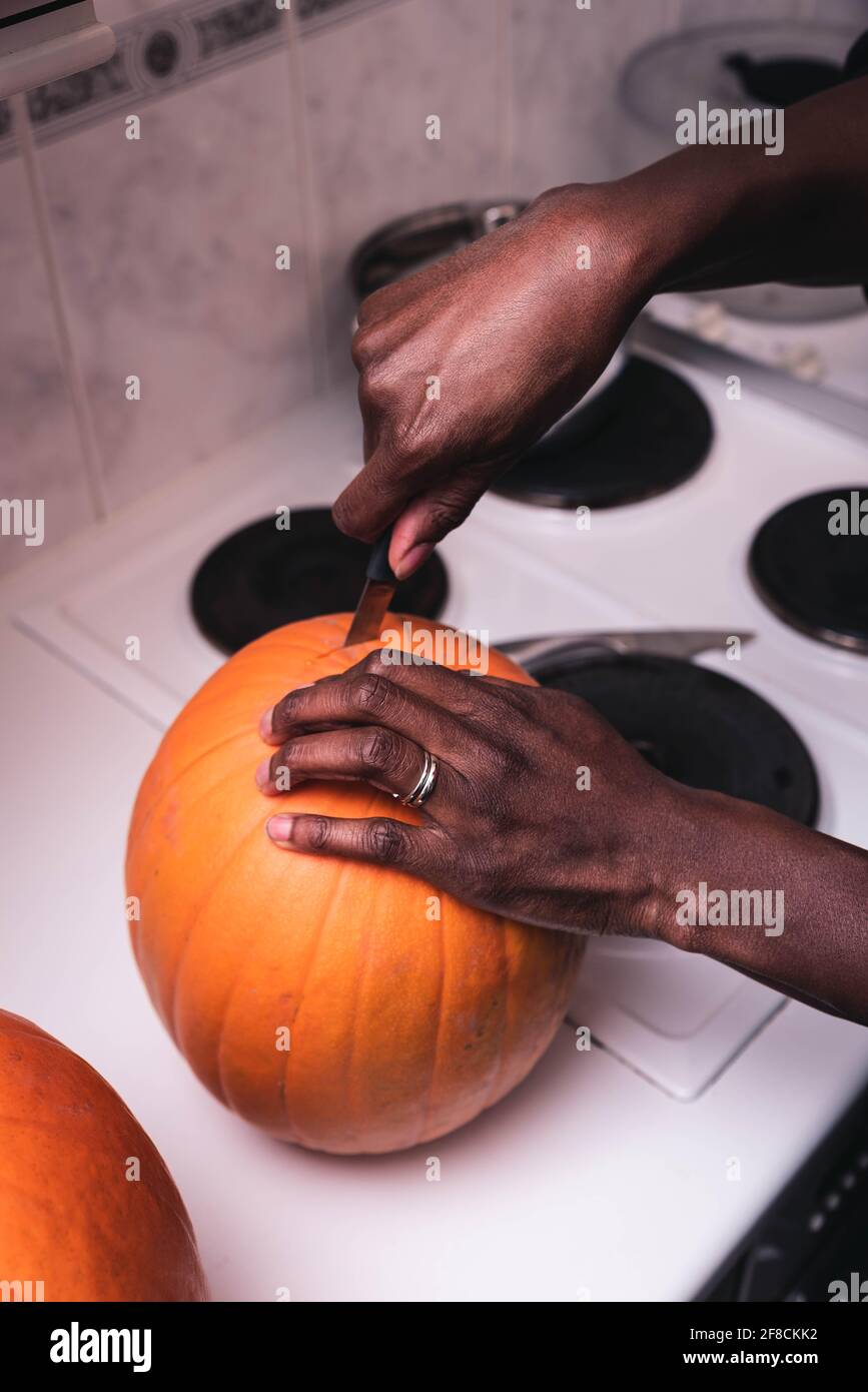 Citrouilles sculptées par une femme noire pour halloween. Banque D'Images
