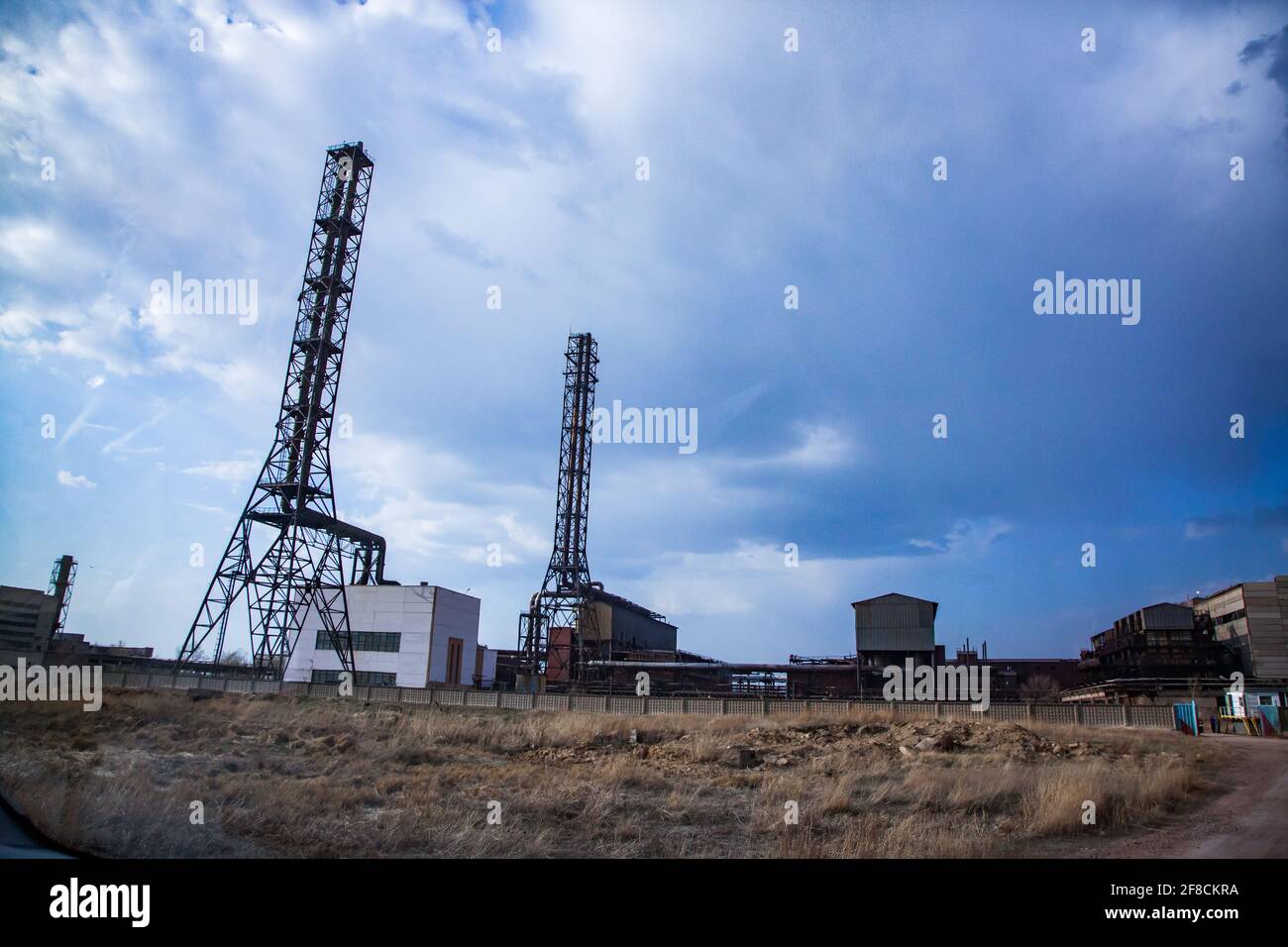 Des chmneys démodés de l'usine soviétique sur fond bleu ciel. Banque D'Images
