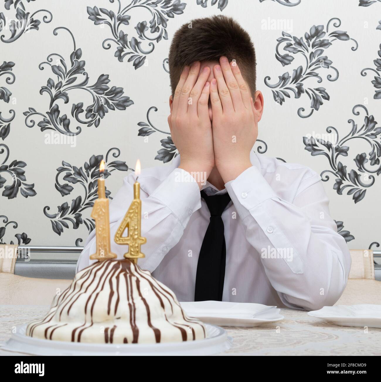 Adolescent A La Table Avec Gateau Pour Son Quatorzieme Anniversaire Photo Stock Alamy Adolescent A La Table Avec Gateau Pour Son Quatorzieme Anniversaire Photo Stock Alamy