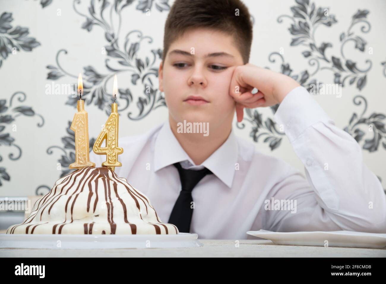 Adolescent A La Table Avec Gateau Pour Son Quatorzieme Anniversaire Photo Stock Alamy