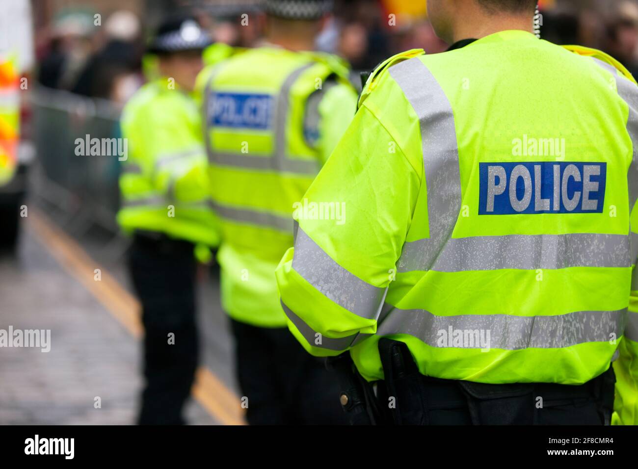 La police en police vestes haute visibilité contrôle de la foule lors d'un événement au Royaume-Uni Banque D'Images