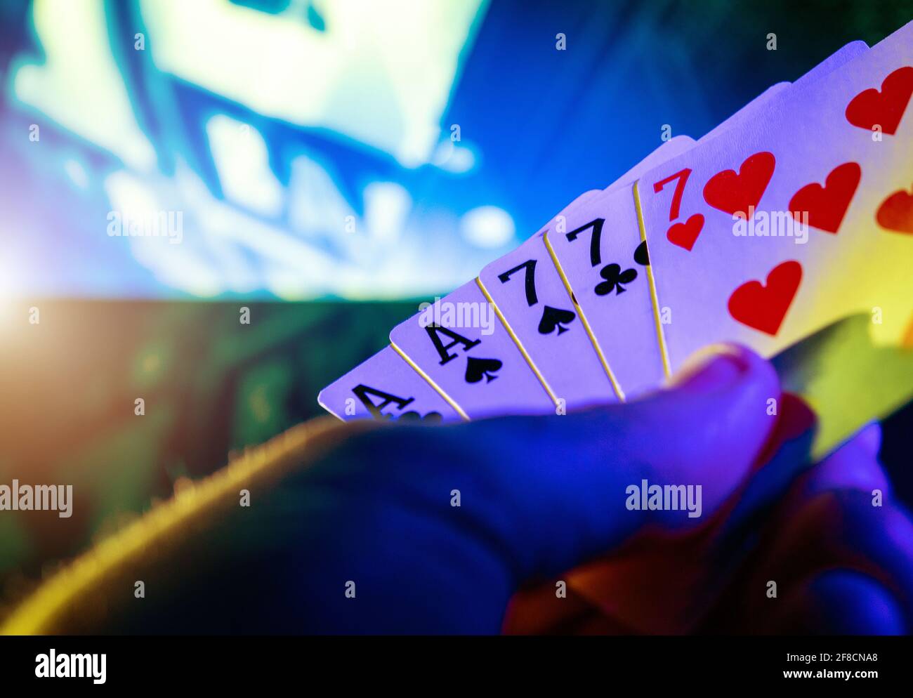 Cartes de jeu de poker Full House dans la main des joueurs gros plan. Thème divertissement. Banque D'Images