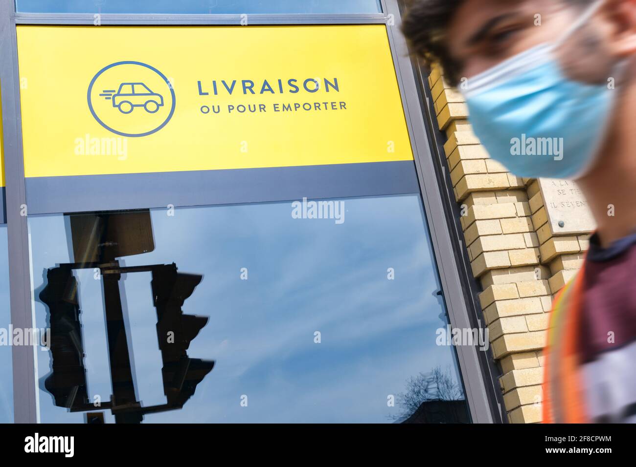 Montréal, Canada - 11 avril 2021 : affiche livraise ou pour transporter en français (livraison ou nourriture à emporter) affichée sur la fenêtre d'un restaurant durin Banque D'Images Montréal, Canada - 11 avril 2021 : affiche livraise ou pour transporter en français (livraison ou nourriture à emporter) affichée sur la fenêtre d'un restaurant durin Banque D'Images