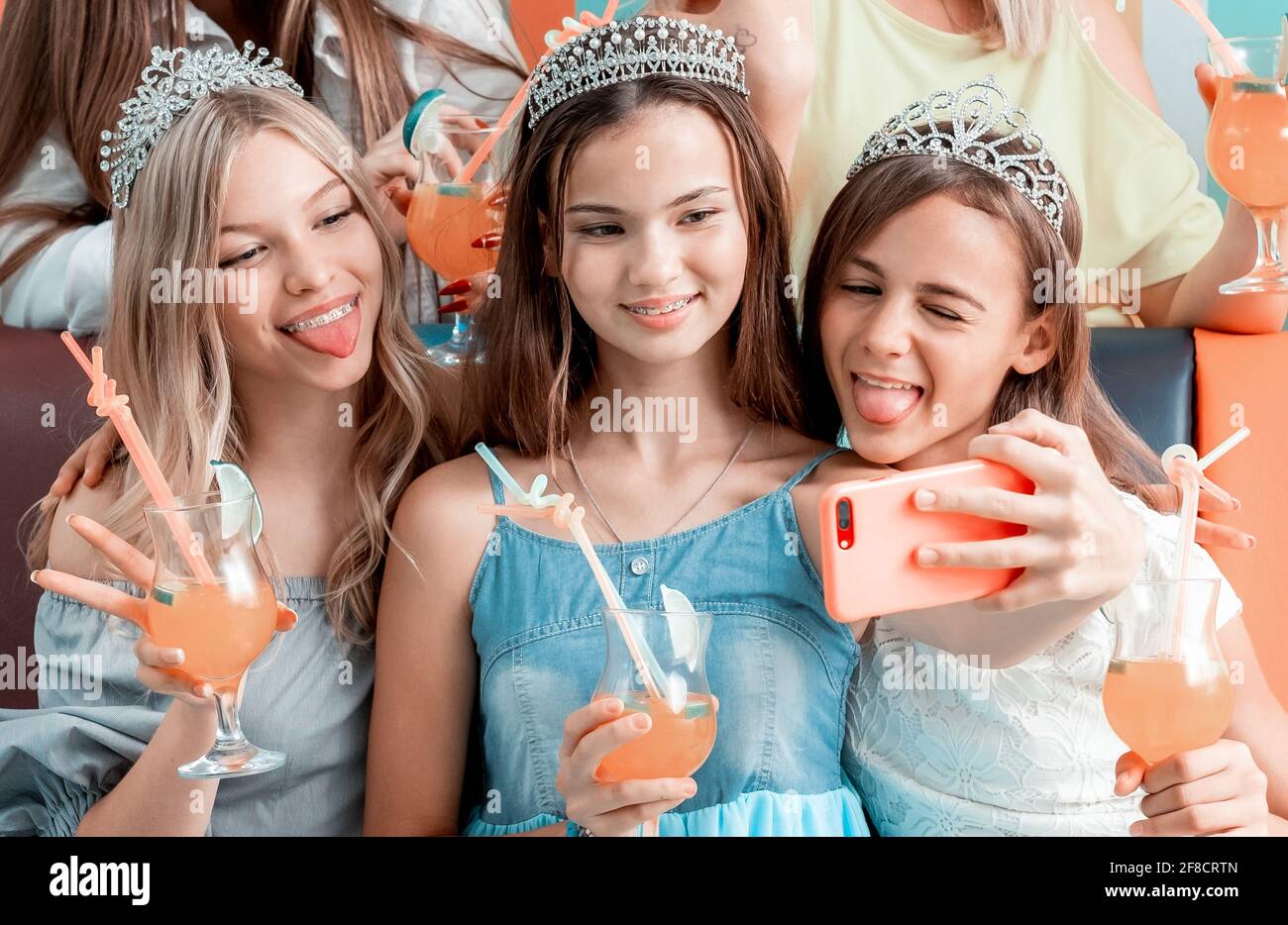 Drôles filles prenant le selfie à la fête d'anniversaire Banque D'Images