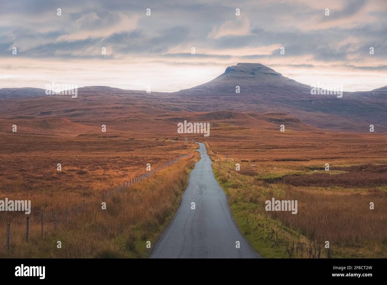 Vue tout droit sur une route de campagne vide dans le paysage rural des Highlands écossais à Lonmore sur l'île de Skye, en Écosse. Banque D'Images
