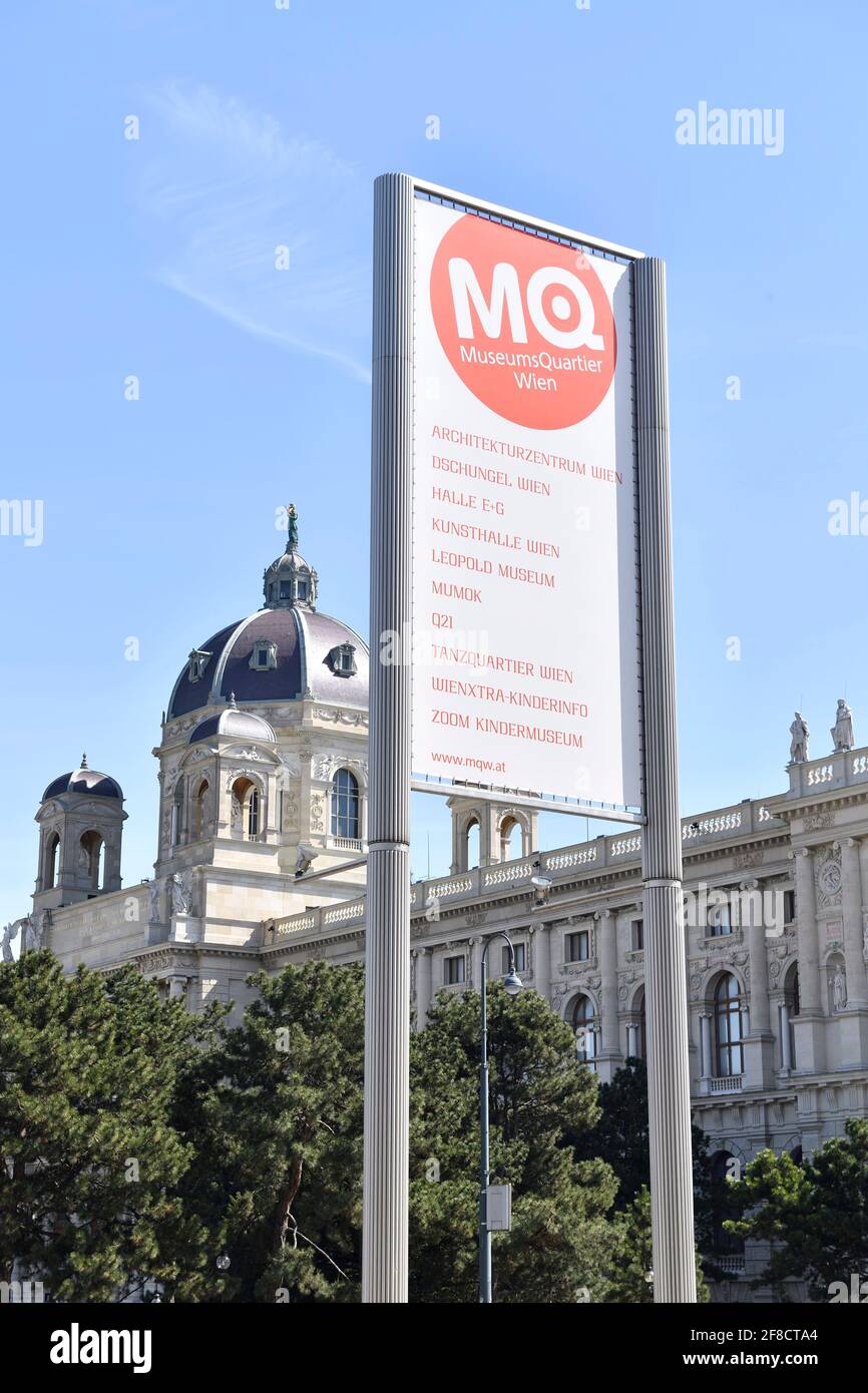 Vienne, Autriche. Le quartier des musées dans le 7ème arrondissement avec le Musée d'Histoire de l'Art en arrière-plan. Banque D'Images