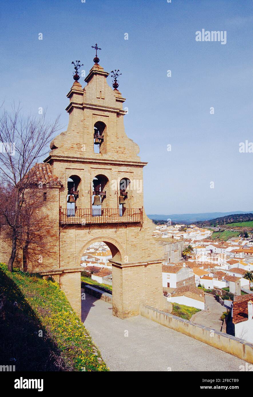 Porte et vue du château. Aracena, province de Huelva, Andalousie, Espagne. Banque D'Images