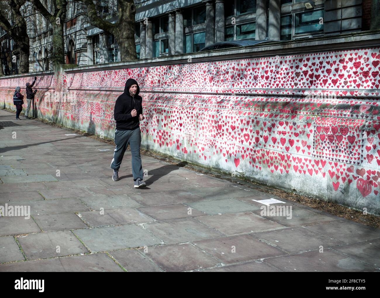 Mur national du Covid, 150,000 coeurs peints sur le mur en face des chambres du Parlement comme un mémorial pour ceux qui sont morts du coronavirus Banque D'Images