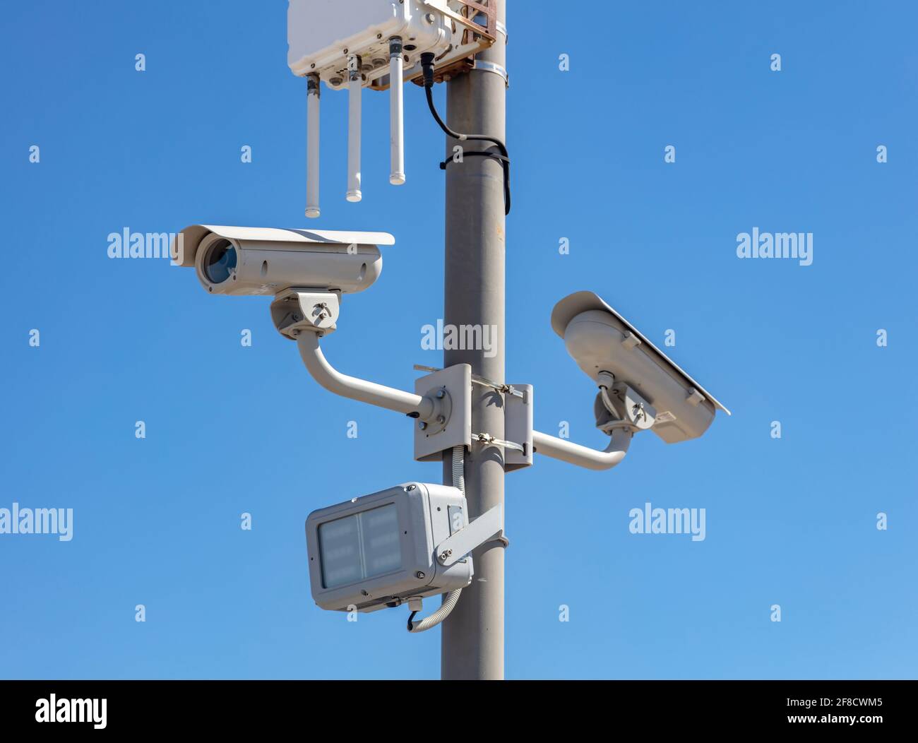Caméra de vidéosurveillance. Caméras de surveillance haute résolution et antenne wi-fi, fond bleu ciel. Confidentialité, protection de la propriété Banque D'Images