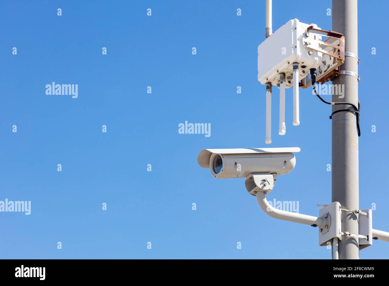 Caméra de sécurité, CCTV. Caméra de surveillance haute résolution et antenne wi-fi, fond bleu ciel, espace de copie. Confidentialité, protection de la propriété Banque D'Images