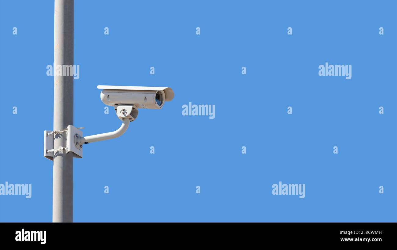 Caméra de surveillance, CCTV. Caméra de sécurité haute résolution, fond bleu ciel, espace de copie. Confidentialité, protection de la propriété Banque D'Images