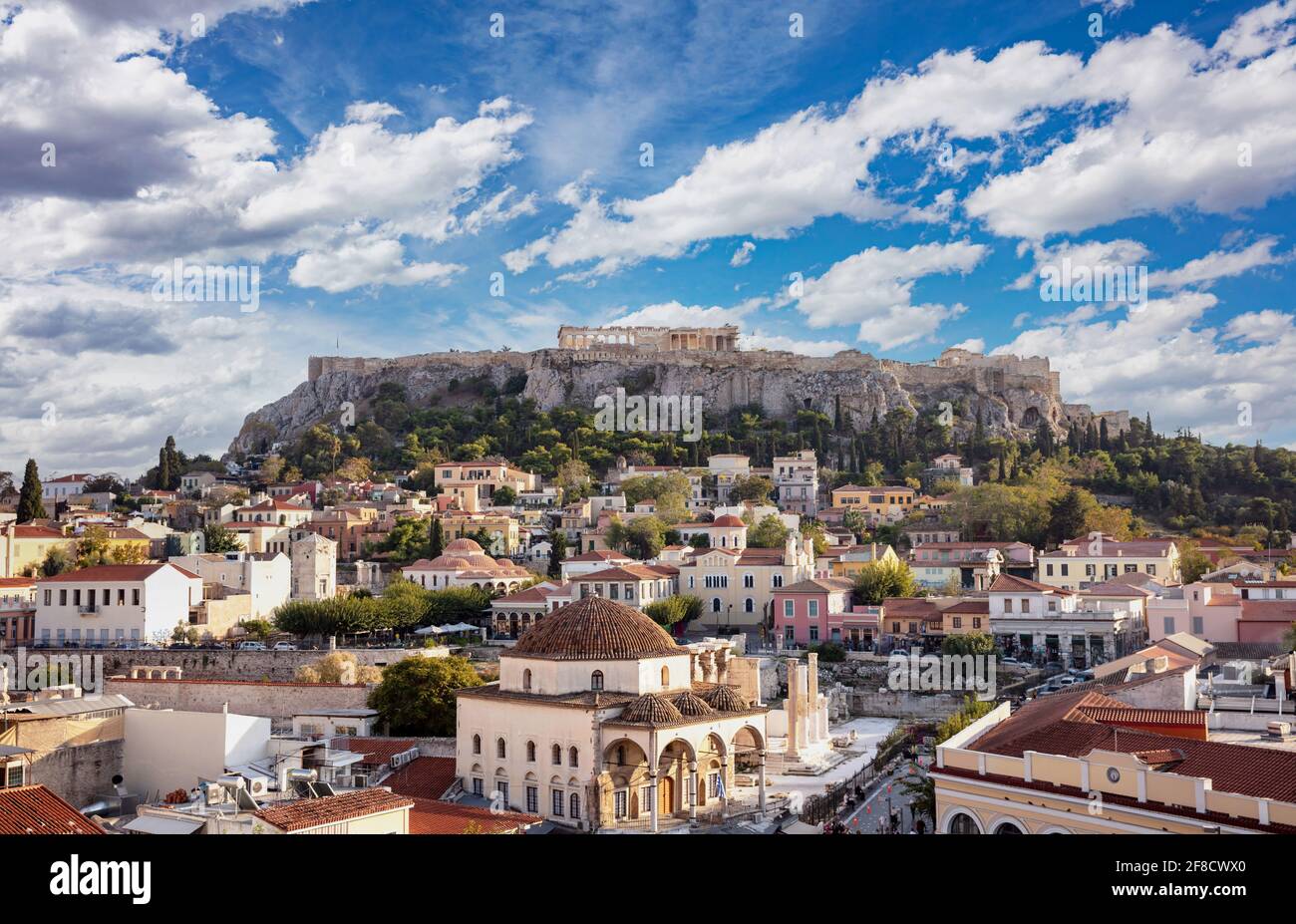 Athènes, Grèce. Place Monastiraki. Vue panoramique aérienne de la ville et de l'Acropole. Fond ciel bleu ciel nuageux Banque D'Images