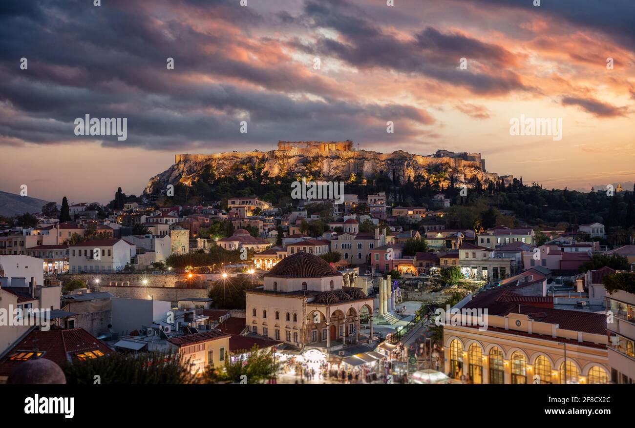 Athènes, Grèce. Place Monastiraki et paysage urbain au coucher du soleil. Vue panoramique aérienne de la ville et rocher illuminé de l'Acropole. Ciel nuageux et coloré à l'arrière Banque D'Images