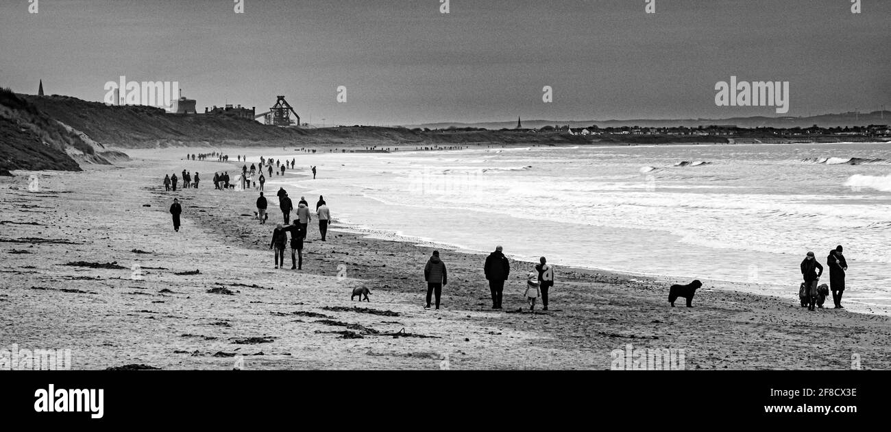 Beach Walkers pendant Lockdaown, Saltburn Beach, Cleveland Banque D'Images