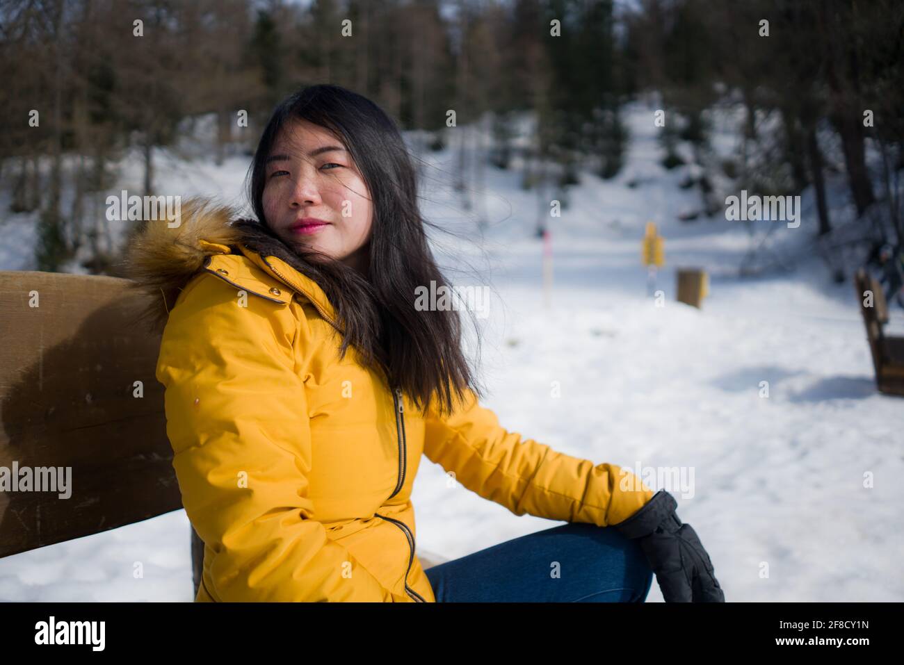 Portrait d'une jeune femme coréenne asiatique fraîche et attrayante veste  d'hiver jaune souriante sur le banc au-dessus du lac gelé Dans la neige,  moun dans les Alpes suisses Photo Stock - Alamy