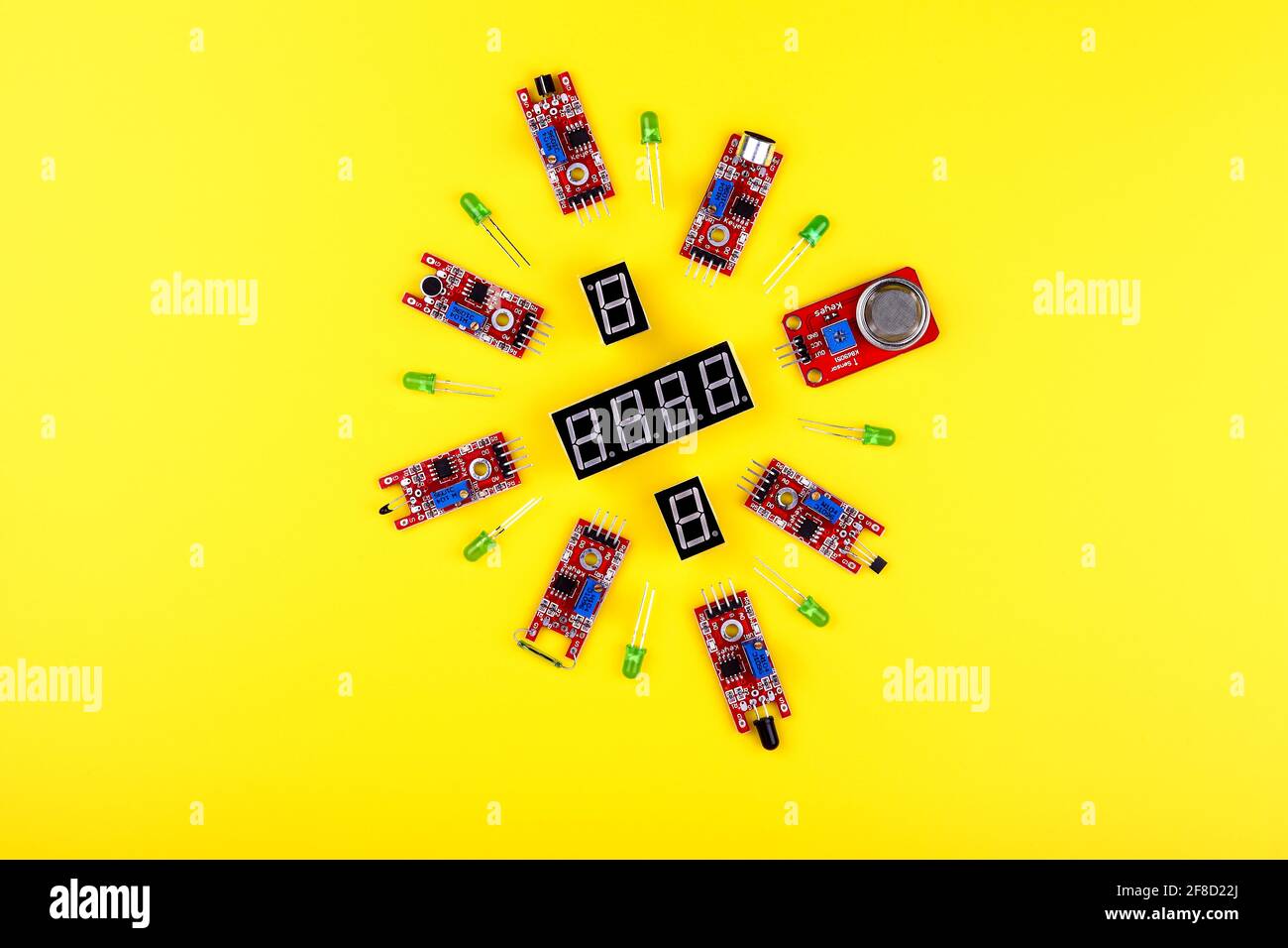 Composants électroniques pour ardiuno et framboise pi sur un lumineux arrière-plan jaune Banque D'Images