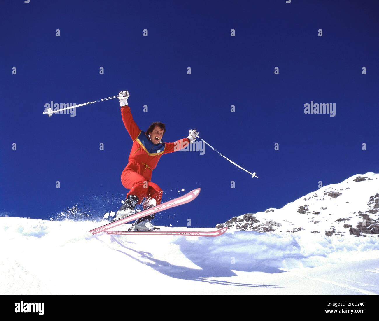 Young male skier jumping sur des pentes, Verbier, Canton du Valais, Suisse Banque D'Images