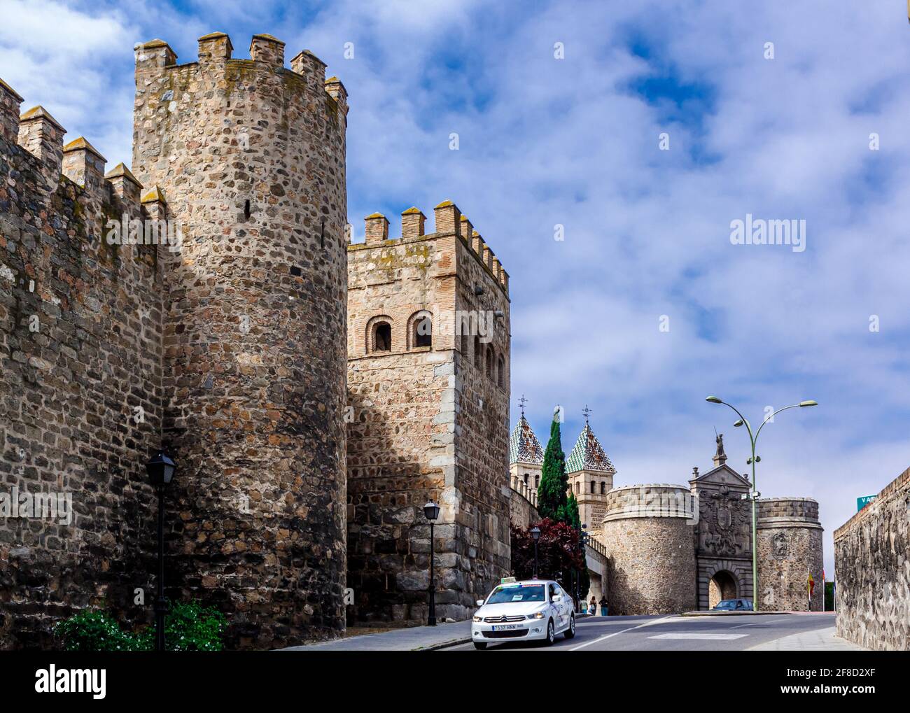 Tolède, Castilla la Mancha, Espagne - 12 mai 2013 : les remparts des tours médiévales et la porte Puerta de Bisagra ou Alfonso VI. Banque D'Images