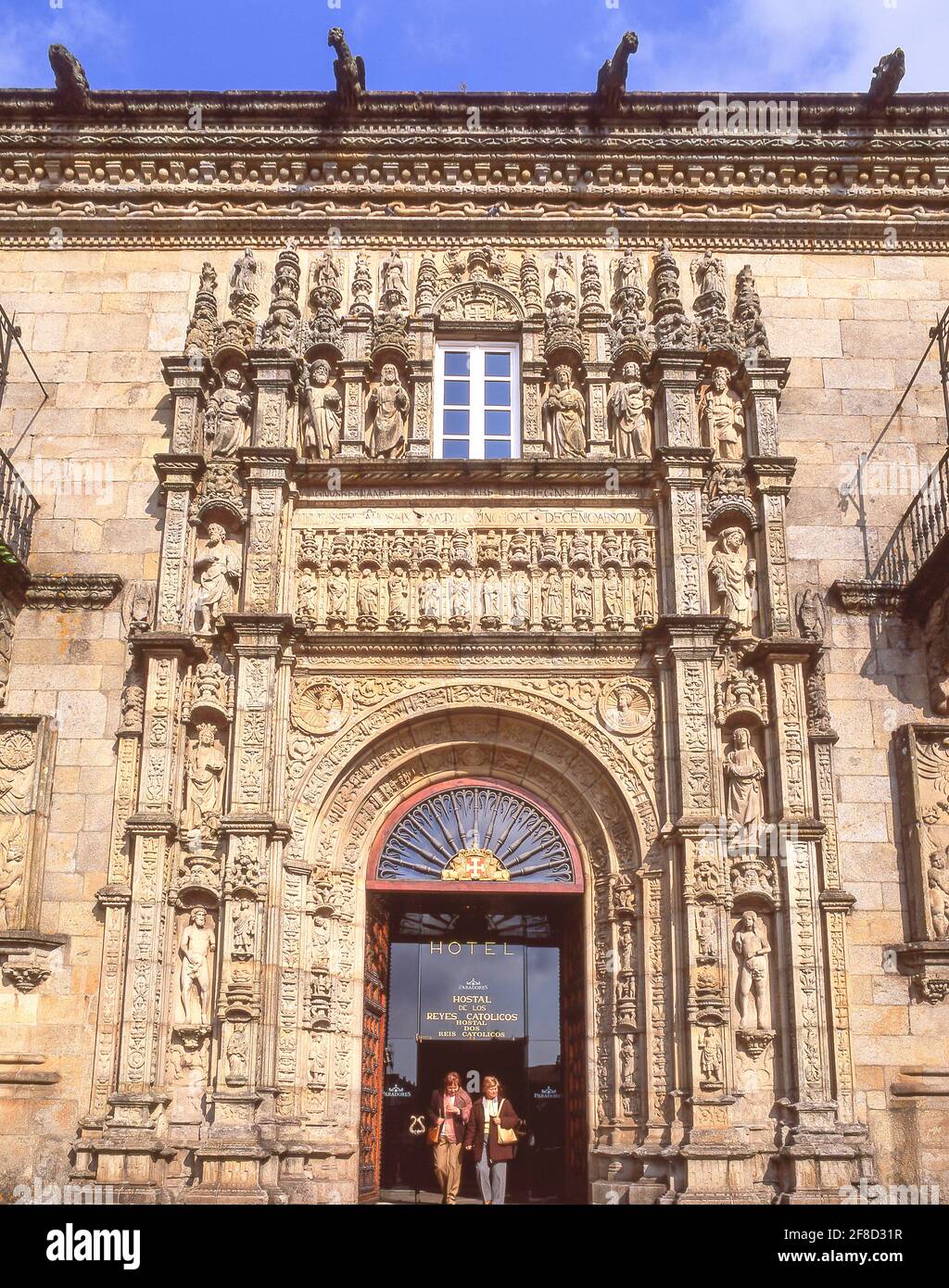 Façade plateresque, Hostal dos Reis Catolicos (Parador de Santiago), Santiago de Compestela, Galice, Espagne Banque D'Images