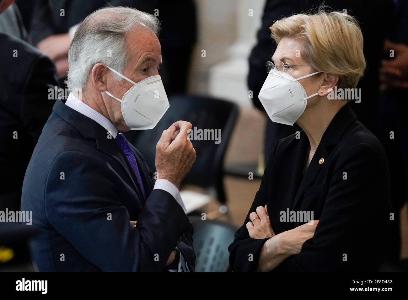 Richard Neal, D-Mass., s’entretient avec la sénatrice Elizabeth Warren, D-Mass., alors qu’ils attendent que l’officier de police du Capitole des États-Unis, William « Billy » Evans, soit tué en honneur au Capitole à Washington, le mardi 13 avril 2021. Crédit : J. Scott Applewhite/Pool via CNP/MediaPunch Banque D'Images