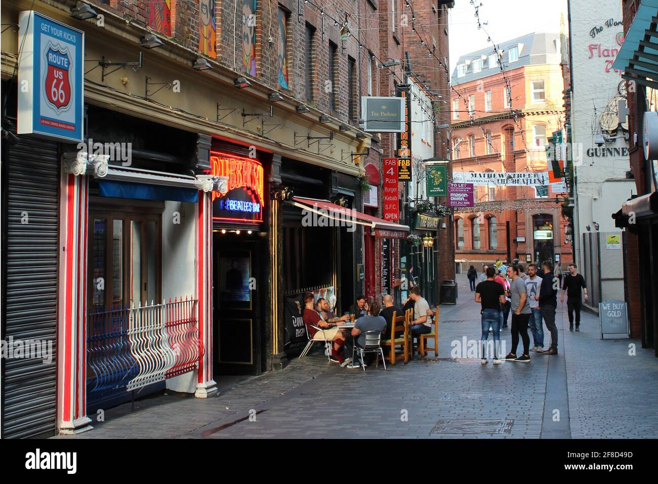 ANGLETERRE, LIVERPOOL, MATHEW STREET, 28 SEPTEMBRE 2015 ; Scène sur la rue Mathew à Liverpool où la Beatlemania ne s'arrête jamais Banque D'Images