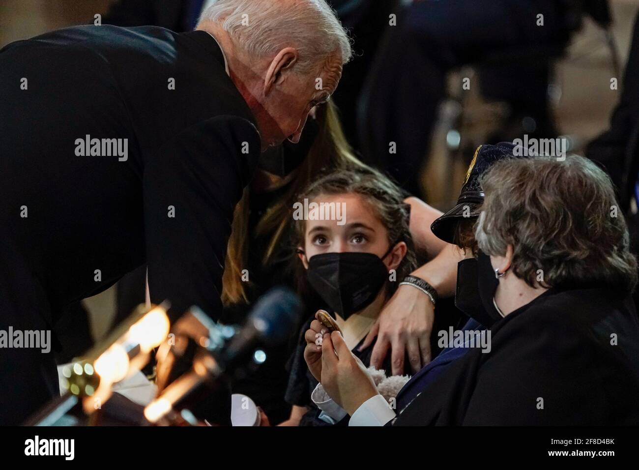 Le président Joe Biden remet à Logan Evans, fils de William Evans, agent de police du Capitole des États-Unis, un défi à remettre en cause lors d'une cérémonie au Capitole des États-Unis à Washington DC, le mardi 13 avril 2021. Evans a été tué le 2 avril lorsqu'un homme l'a intentionnellement pris en main et un autre officier avec son véhicule. Photo de piscine par AMR Alfiky/UPI crédit: UPI/Alamy Live News Banque D'Images