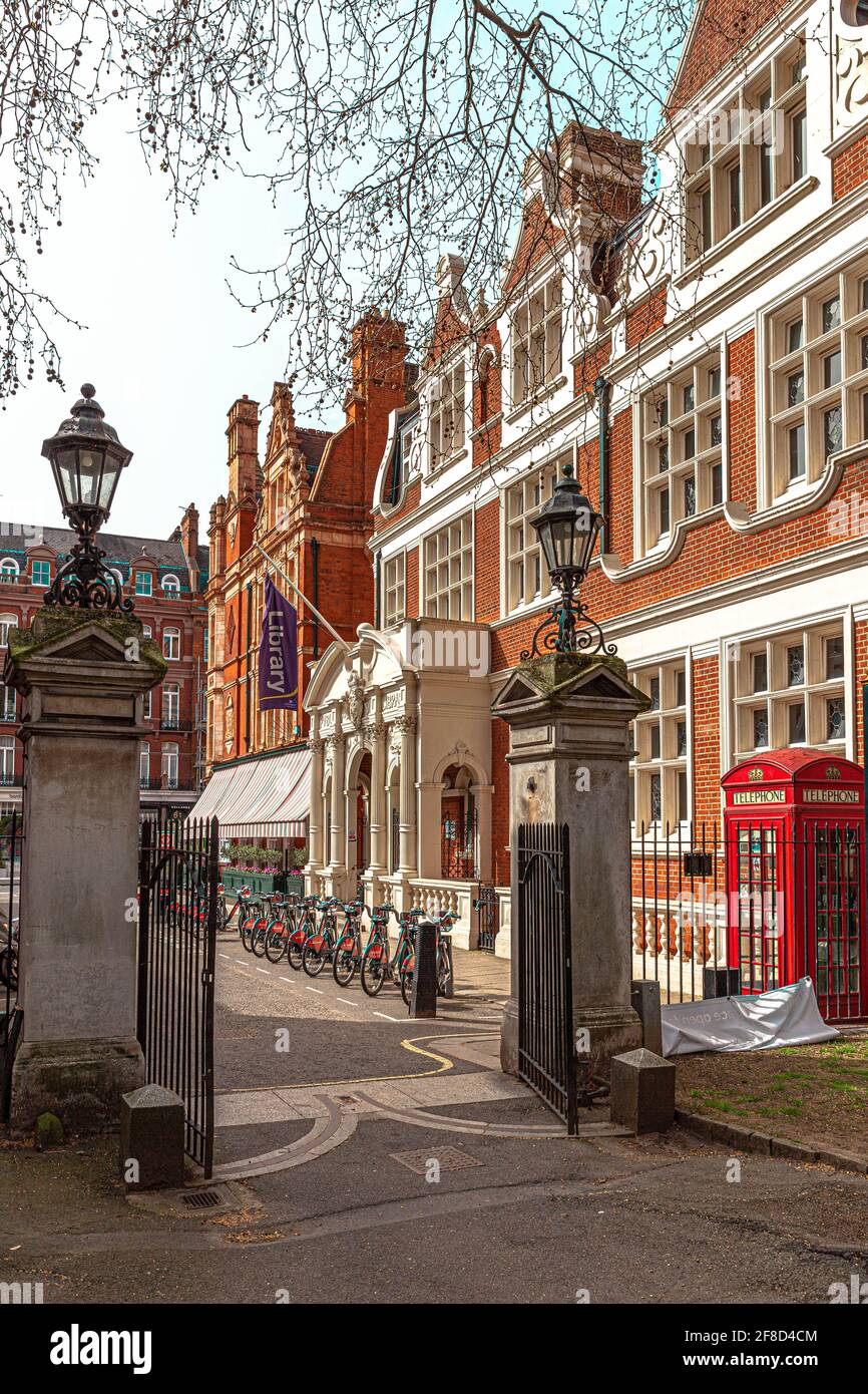 Porte d'entrée de Mount Street Gardens à côté d'Audley Street, Mayfair, Londres, Angleterre, Royaume-Uni. Banque D'Images