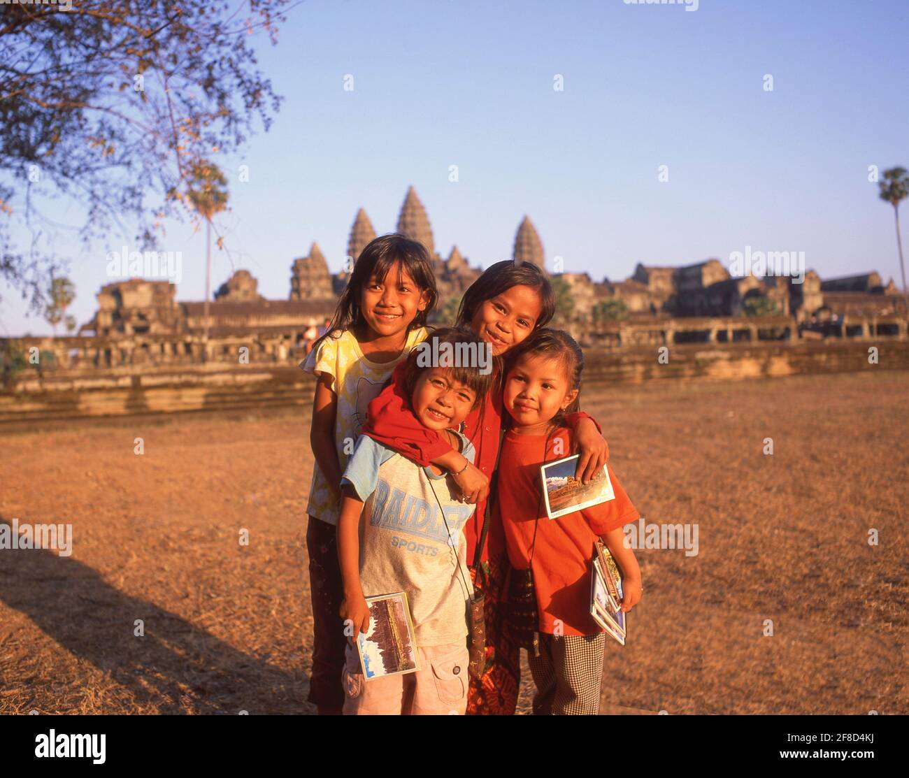 Jeunes filles vendant des cartes postales au temple d'Angkor Wat, Angkor, Siem Reap, Royaume du Cambodge Banque D'Images