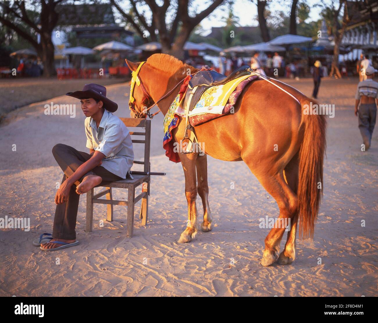 Jeune homme à cheval au temple d'Angkor Wat, Angkor, Siem Reap, Royaume du Cambodge Banque D'Images
