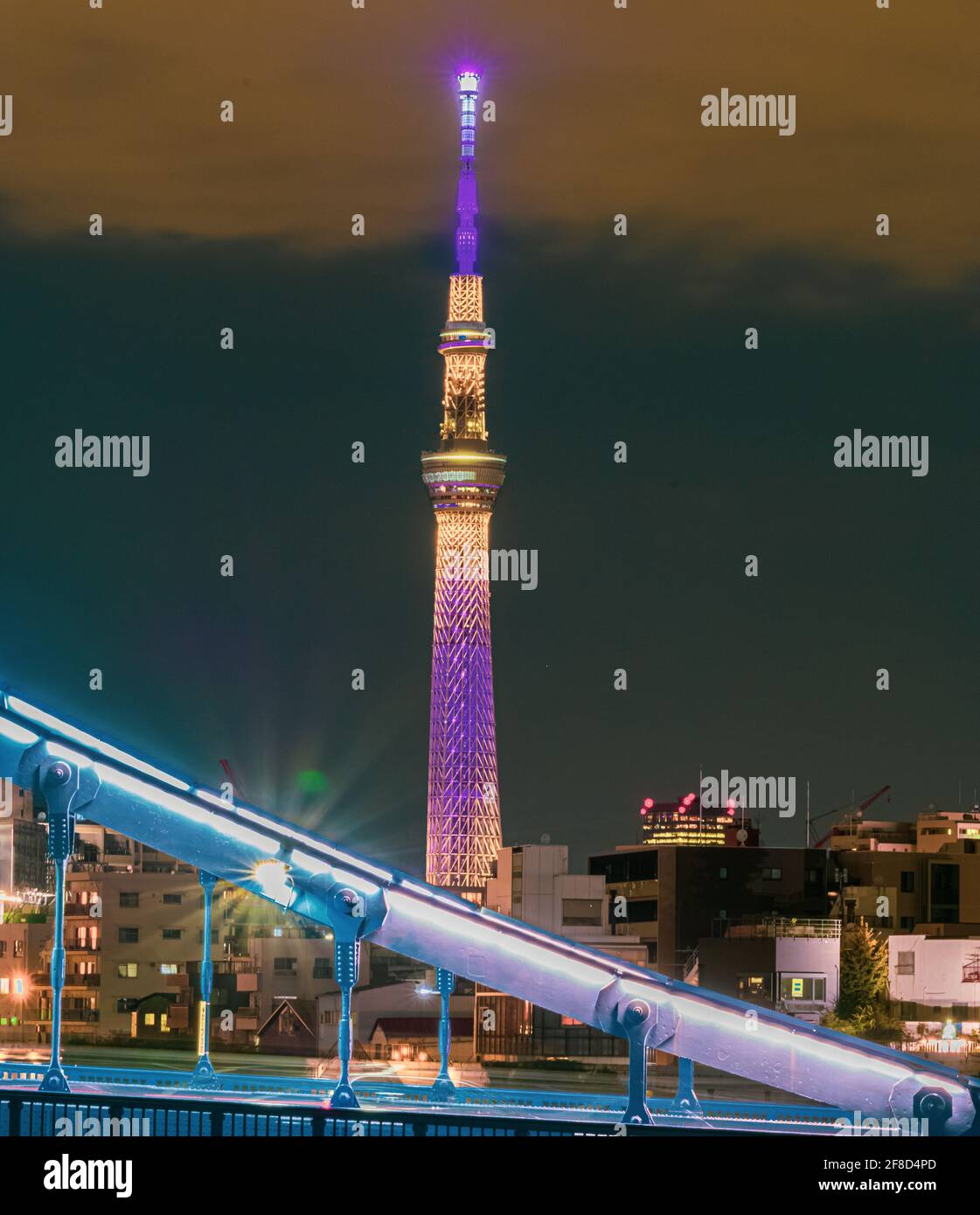 Le Tokyo Skytree, situé à environ 3.6 km (2.2 mi) de l'endroit où ce cliché a été pris, est la plus haute structure du Japon, à 634 mètres (2,080 pi) et s. Banque D'Images