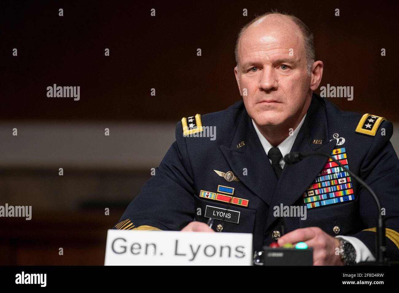 Le général Stephen Lyons, commandant du Commandement des transports des États-Unis, comparaît lors d'une audience du Comité sénatorial des services armés pour examiner le Commandement européen des États-Unis et le Commandement des transports des États-Unis en vue de l'examen de la demande d'autorisation de défense pour l'exercice 2022 et les années à venir Programme de défense, Dans l'édifice Dirksen du bureau du Sénat à Washington, DC, le mardi 13 avril 2021. Crédit : Rod Lamkey/CNP/MediaPunch Banque D'Images