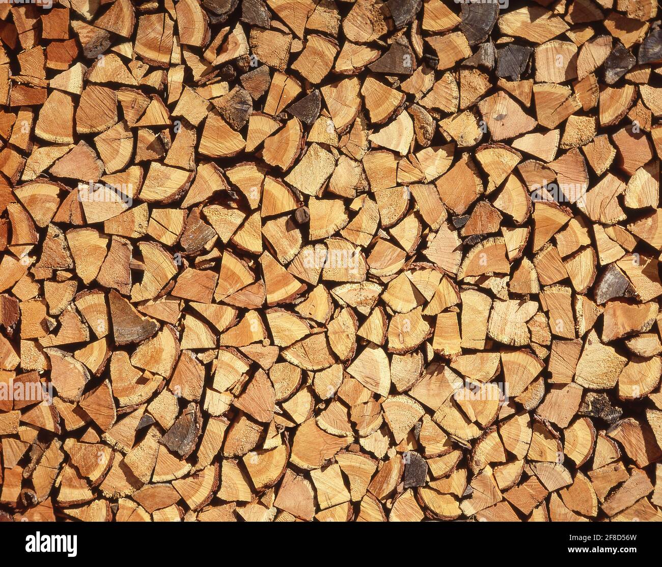 Grande pile de bois de chauffage à l'extérieur de la grange, Berkshire, Angleterre, Royaume-Uni Banque D'Images