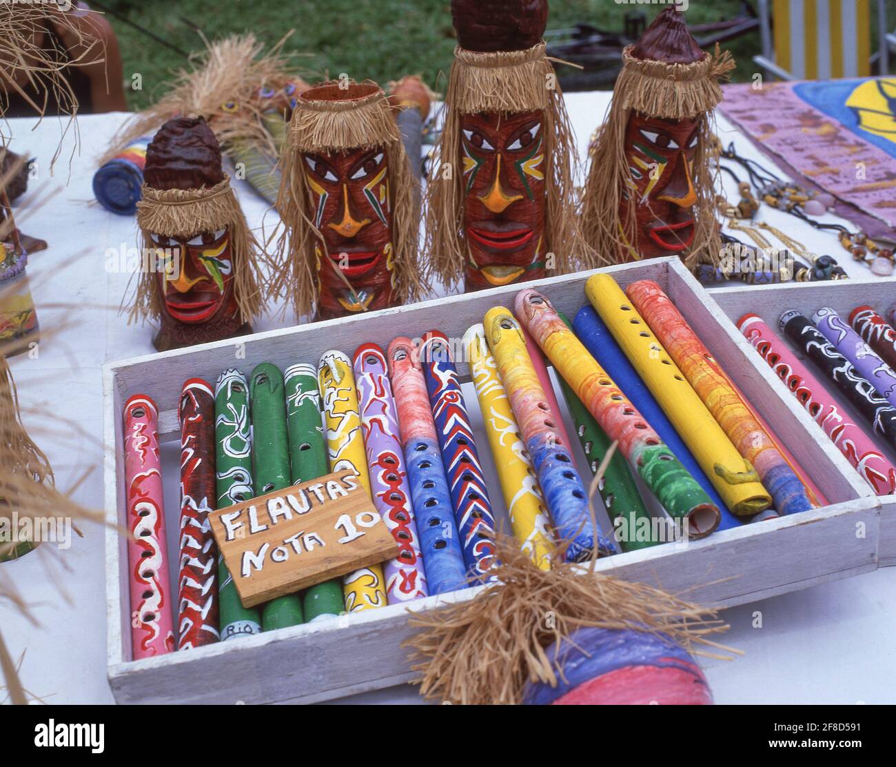 Flautas (flûtes) à vendre sur le marché hippie, Ipanema Beach, Rio de Janeiro, République du Brésil Banque D'Images