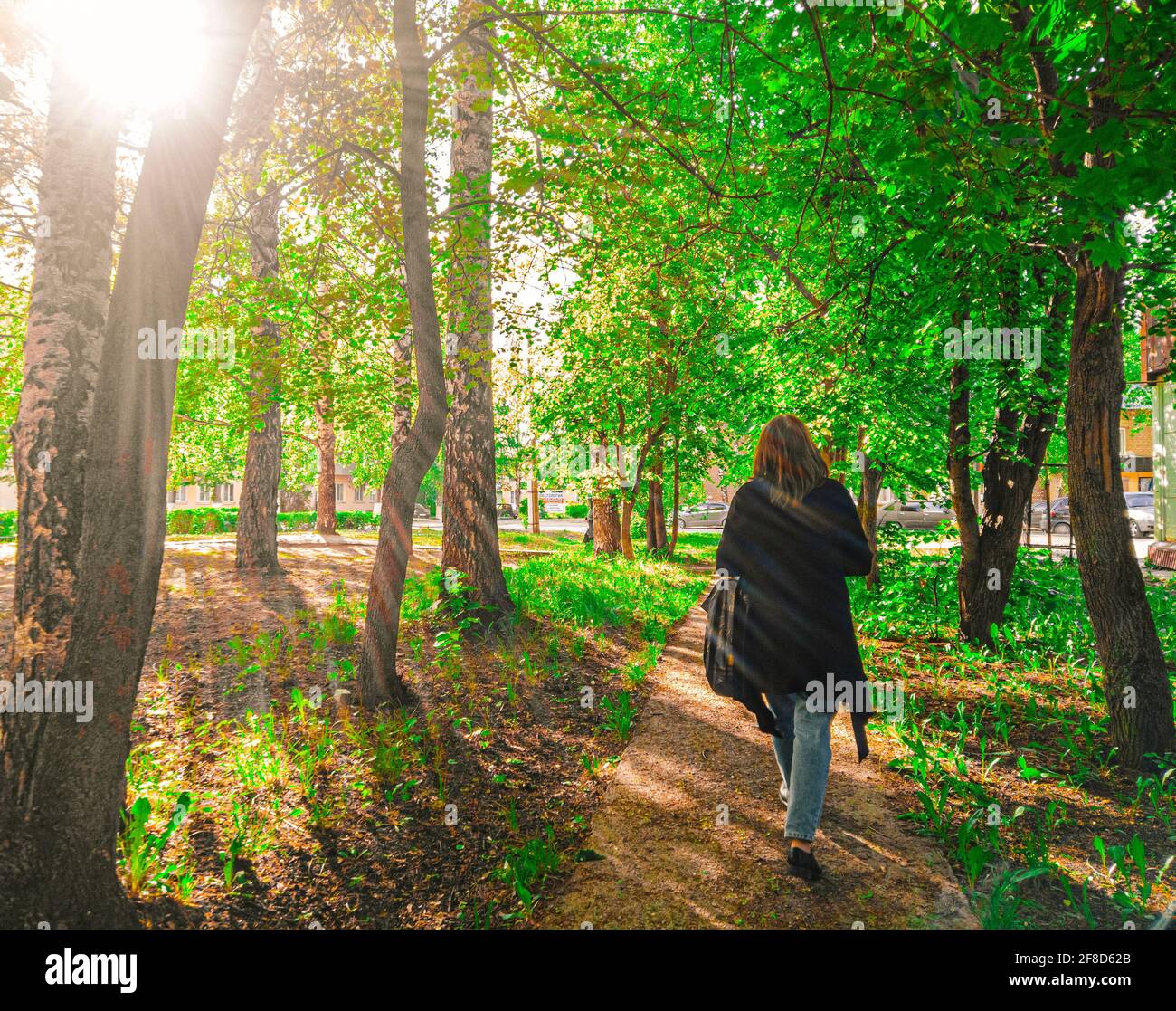 Femme marchant sur un sentier au parc Banque D'Images