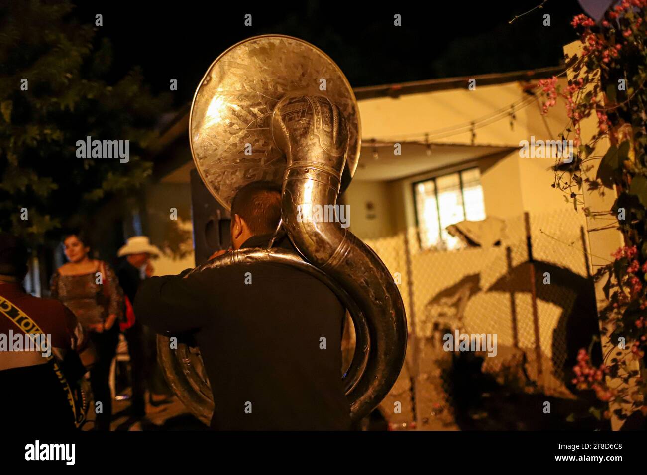 Nuit de danse pupupupupupulaire avec musique de groupe, Tuba et accordéon à la maison de la famille Burbua, et Felix le 9 octobre 2020 dans la communauté de Fronteras, Sonora, Mexique. (Photo par Luis Gutierrez / Norte photo) Noche de baile pupupupumular con Musica de banda, Tuba y acordeon en el hogar casa de la familia Burbua, y Felix el 9 cotubre 2020 en la comunidad de Fronteras, Sonora, Mexique. (Photo par Luis Gutierrez/Norte photo) Banque D'Images