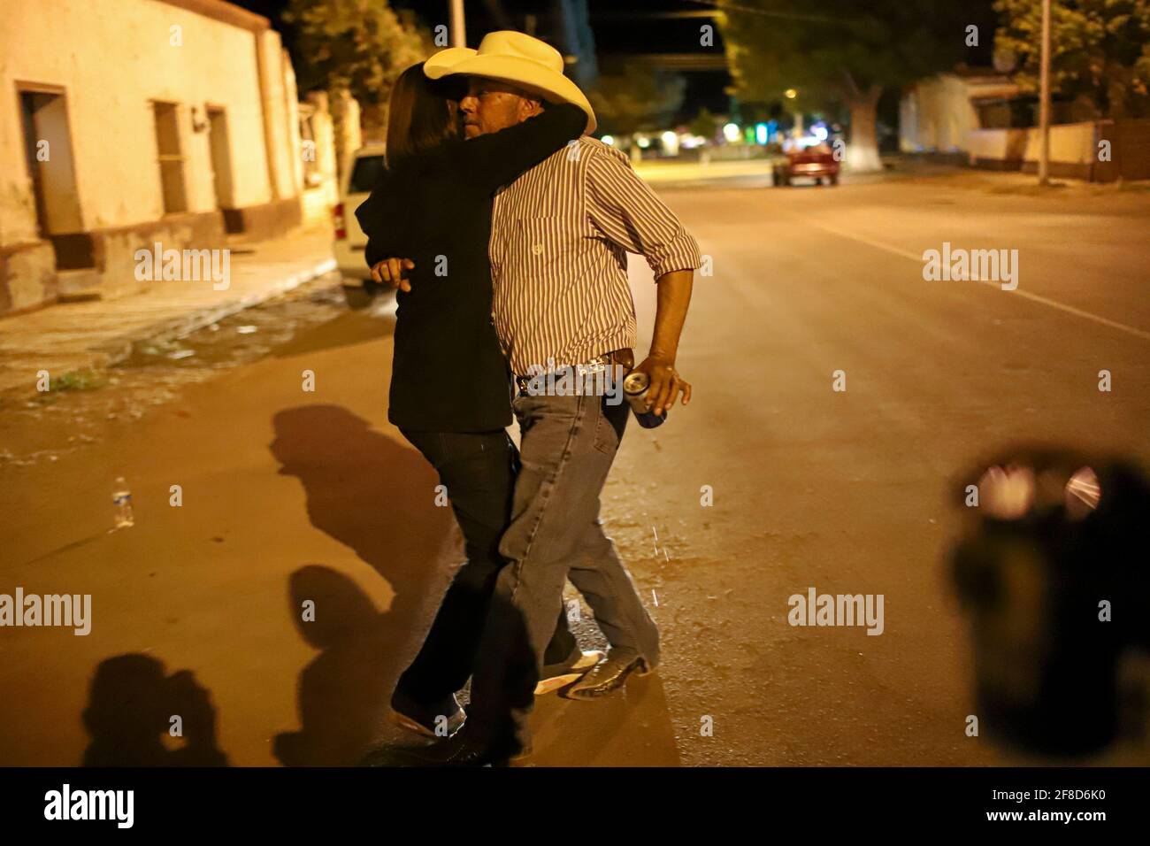 Nuit de danse pupupupupupulaire avec musique de groupe, Tuba et accordéon à la maison de la famille Burbua, et Felix le 9 octobre 2020 dans la communauté de Fronteras, Sonora, Mexique. (Photo par Luis Gutierrez / Norte photo) Noche de baile pupupupumular con Musica de banda, Tuba y acordeon en el hogar casa de la familia Burbua, y Felix el 9 cotubre 2020 en la comunidad de Fronteras, Sonora, Mexique. (Photo par Luis Gutierrez/Norte photo) Banque D'Images